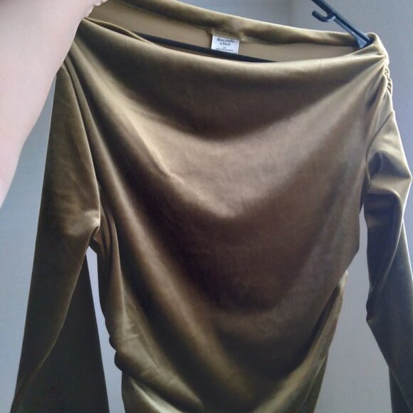 Abercrombie Green Velvet Long Sleeve Off the Shoulder Draped Top - Picture 2 of 3